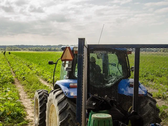 Modern traktor munkagéppel a szántóföldön
